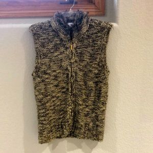 Knitted vest with for fur collar